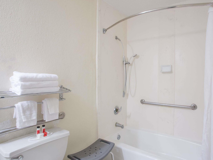 Bathroom 2, Hotel Ormond Beach, Volusia