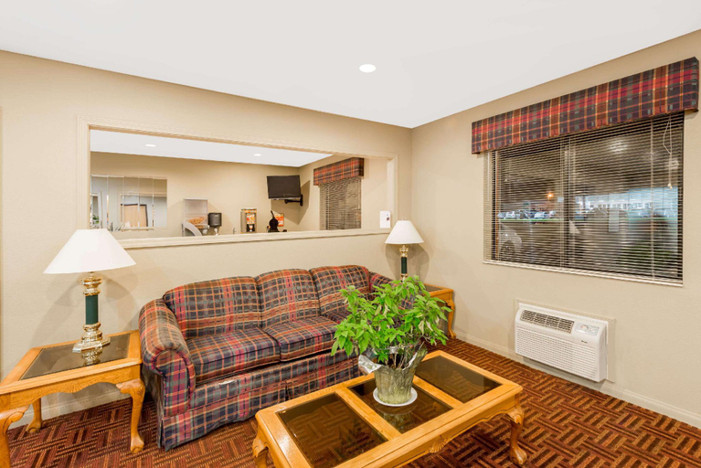 Public Area 2, Super 8 by Wyndham Chanute, Neosho