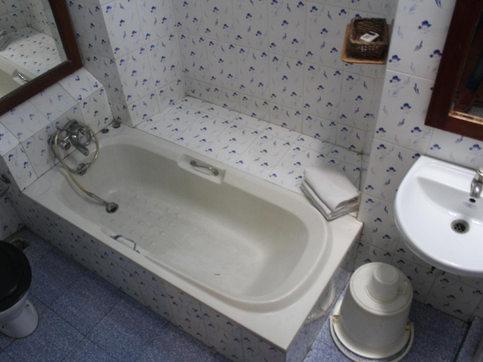 Bathroom 4, Hotel Rossitta Wood Castle, Ernakulam