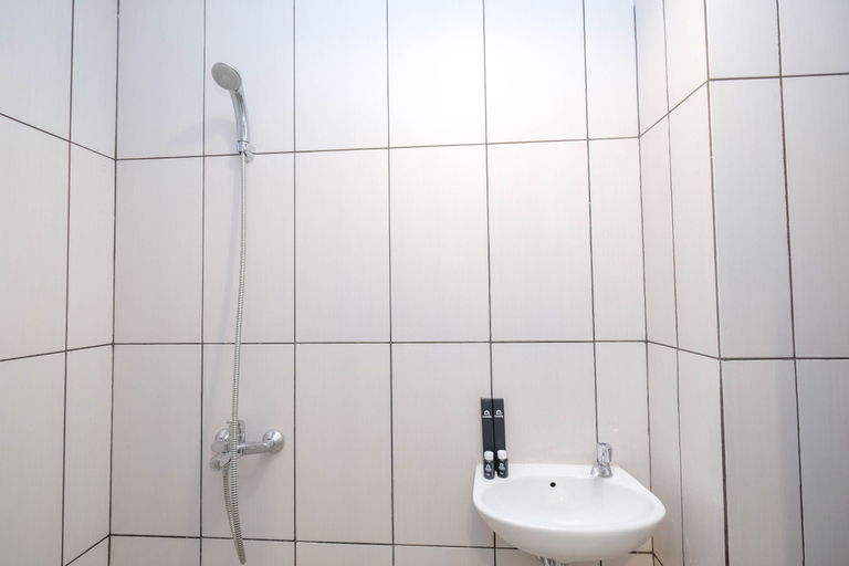 Bathroom 5, Comfort Living Studio at Grand Kamala Lagoon Apartment By Travelio, Bekasi