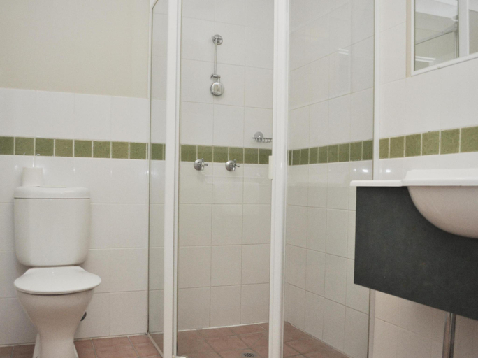 Bathroom 5, Meadowbrook Hotel, Loganlea