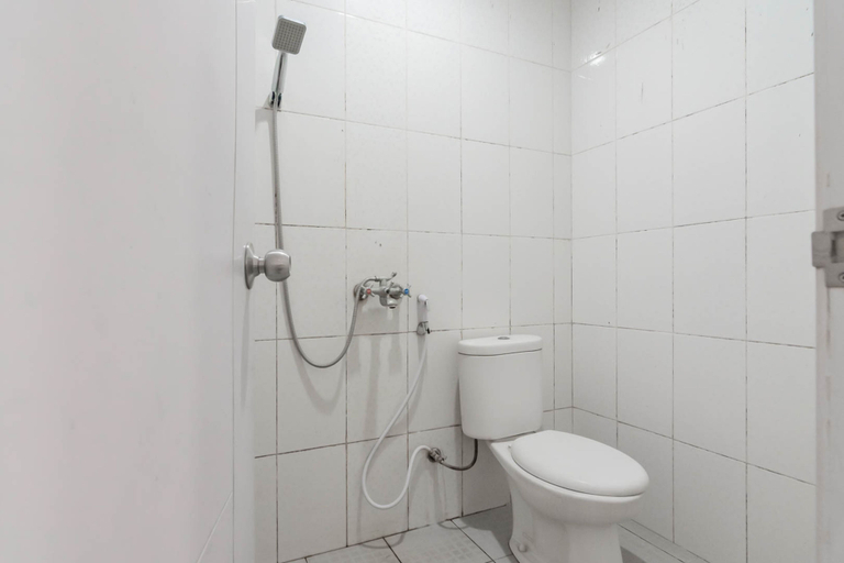 Bathroom 4, RedDoorz near Trans Studio Mall Bongo Residence, Bandung