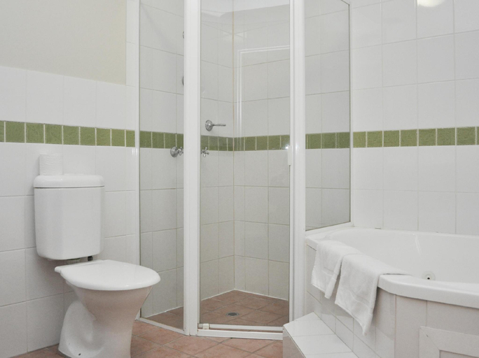 Bathroom 5, Meadowbrook Hotel, Loganlea