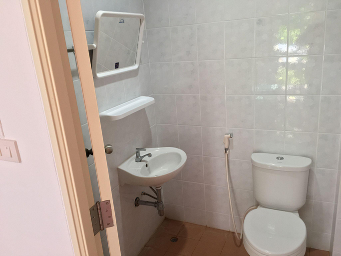 Bathroom 4, Bansuan Krukob, Pak Phli
