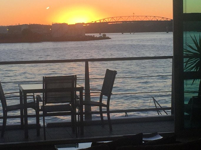 Food & Drinks 4, Auckland Waterfront Serviced Apartments, Waitakere