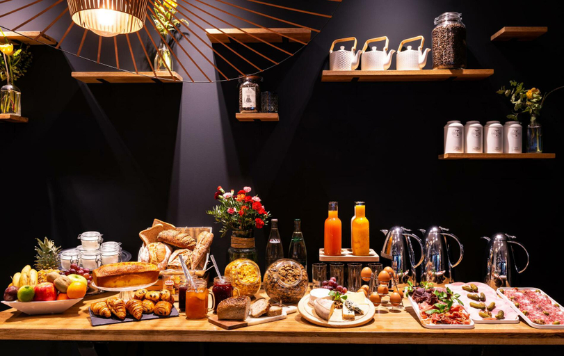 Food & Drinks 5, 29 Lepic Montmartre, Paris