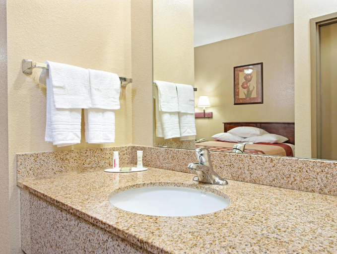 Bathroom 4, Super 8 by Wyndham St. Louis Airport, Saint Louis