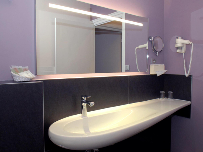 Bathroom 4, Hotel Le Champlain, Charente-Maritime