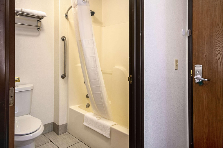 Bathroom 4, Quality Inn Dodge City, Ford