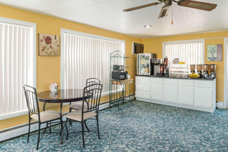 Food & Drinks 5, Knights Inn - Kirksville, MO, Adair