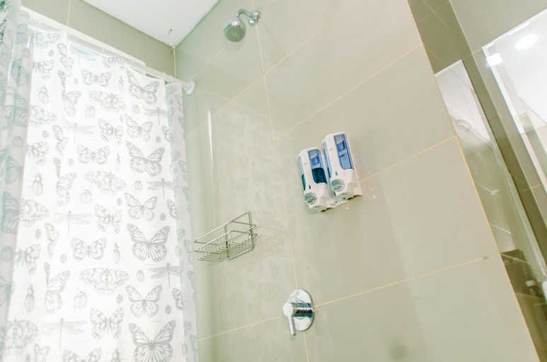 Bathroom 5, Homey and Compact Studio Apartment at B Residence By Travelio, Tangerang Selatan