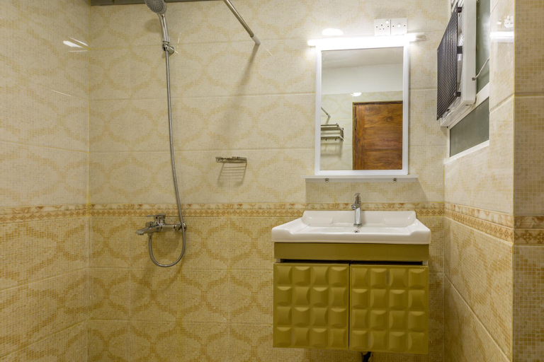 Bathroom 4, Metro Port City Hotel, Colombo