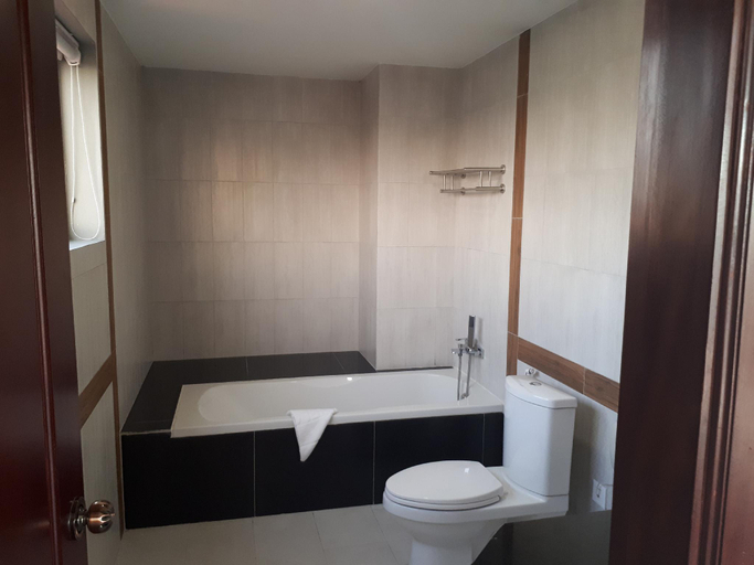 Bathroom 3, Kuch Oudom Hotel, Phnom Penh