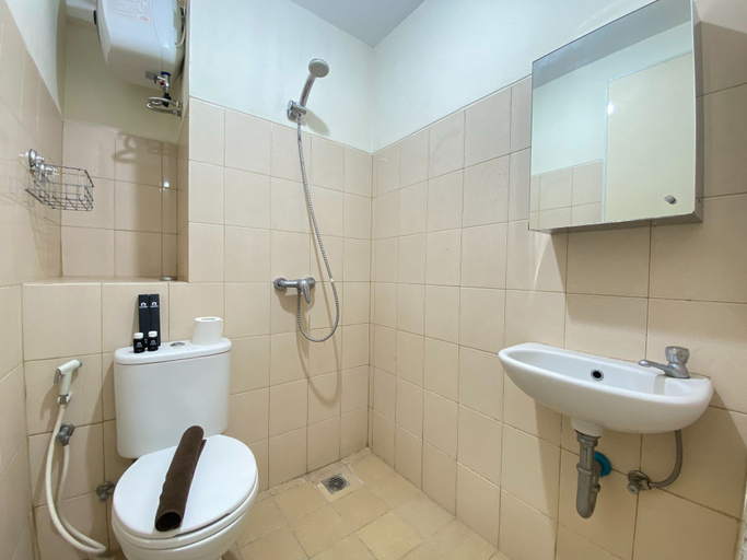 Bathroom 5, Bright 2BR at Tamansari Panoramic Apartment By Travelio, Bandung
