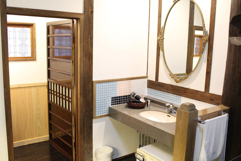 Bathroom 4, Kotohira Guest House en, Hita