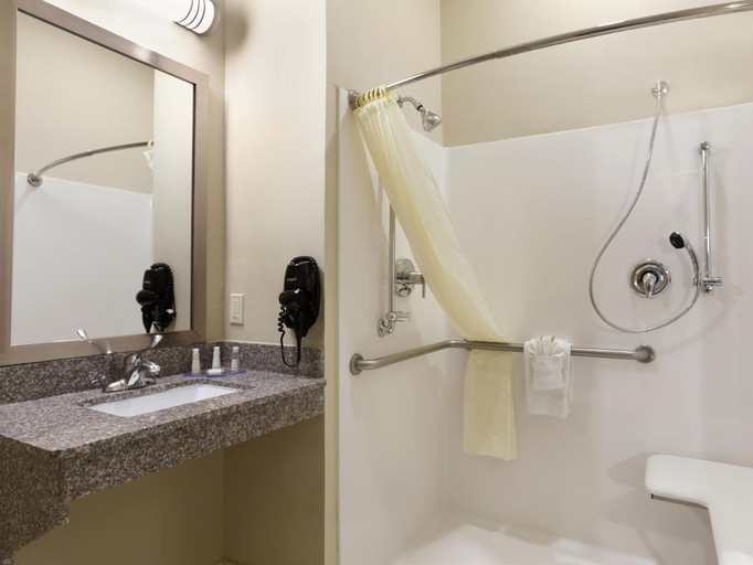 Bathroom 4, Baymont by Wyndham Victoria, Victoria