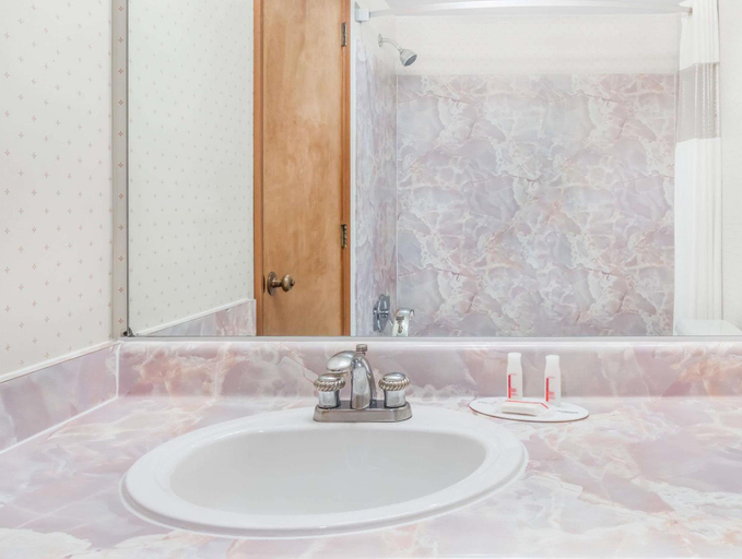 Bathroom 4, Travelodge by Wyndham Juneau, Juneau