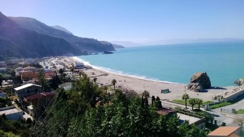2 bedrooms house at Palmi 100 m away from the beach with sea view furnished terrace and wifi, Reggio Di Calabria