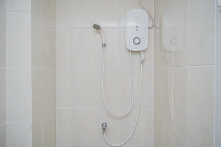 Bathroom 5, Fancy and Comfy Studio Apartment at M-Town Residence By Travelio, Tangerang