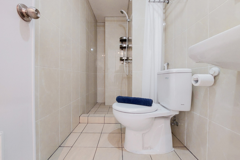 Bathroom 5, Comfort 2BR Apartment at M-Town Residence By Travelio, Tangerang