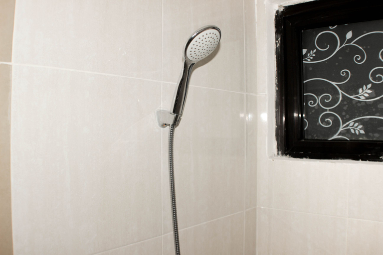 Bathroom 5, Nice and Spacious 3BR at Meikarta Apartment By Travelio, Cikarang