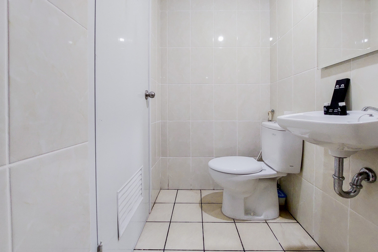 Bathroom 5, Nice and Comfort Studio at M-Town Residence Apartment By Travelio, Tangerang