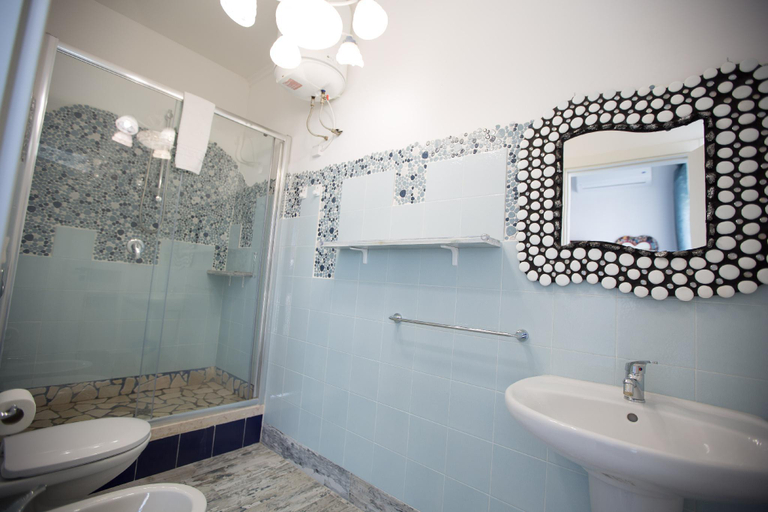 Bathroom 3, Versomare, Bari