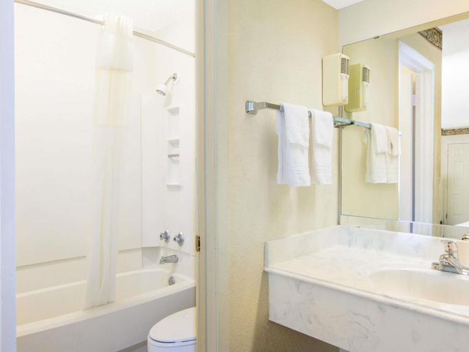 Bathroom 3, Days Inn & Suites by Wyndham Marshall, Harrison