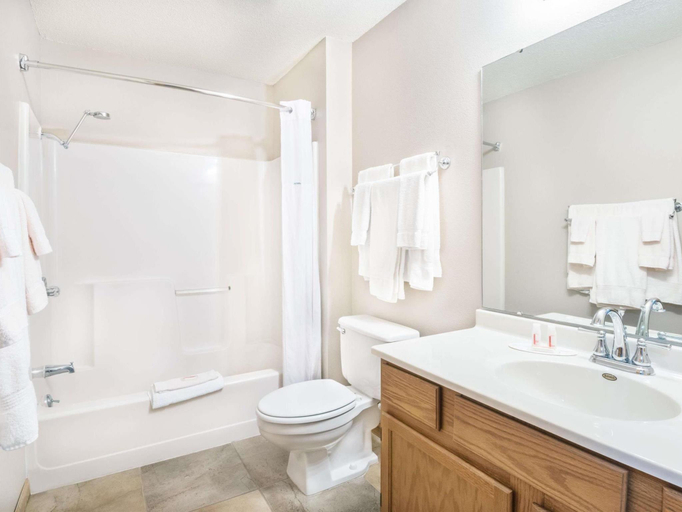 Bathroom 4, Days Inn by Wyndham Spearfish, Lawrence