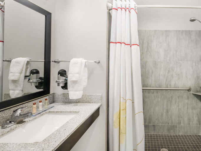 Bathroom 3, Hawthorn Extended Stay by Wyndham Midland, Midland