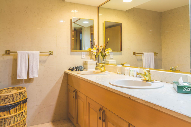 Bathroom 5, Alupang Beach Tower