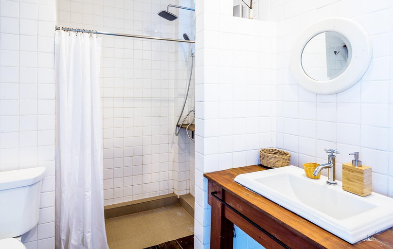 Bathroom 1, Niitra Hostel, Phra Khanong