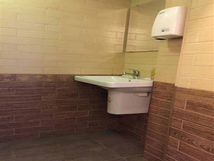 Bathroom 2, Hotel Karat, Vysokogorskiy rayon