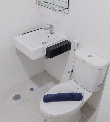 Bathroom 5, Comfortable and Minimalist Studio at Tuscany Residences Apartment By Travelio, Tangerang Selatan