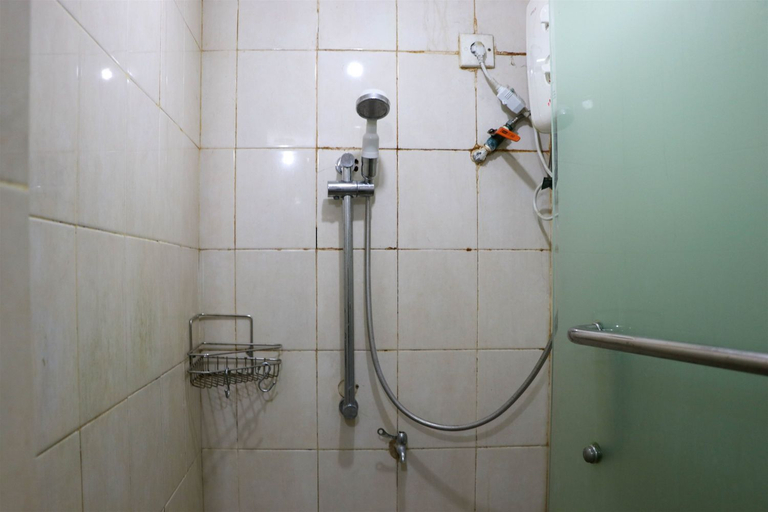 Bathroom 5, Nice and Stylish 2BR at Sudirman Park Apartment By Travelio, Central Jakarta