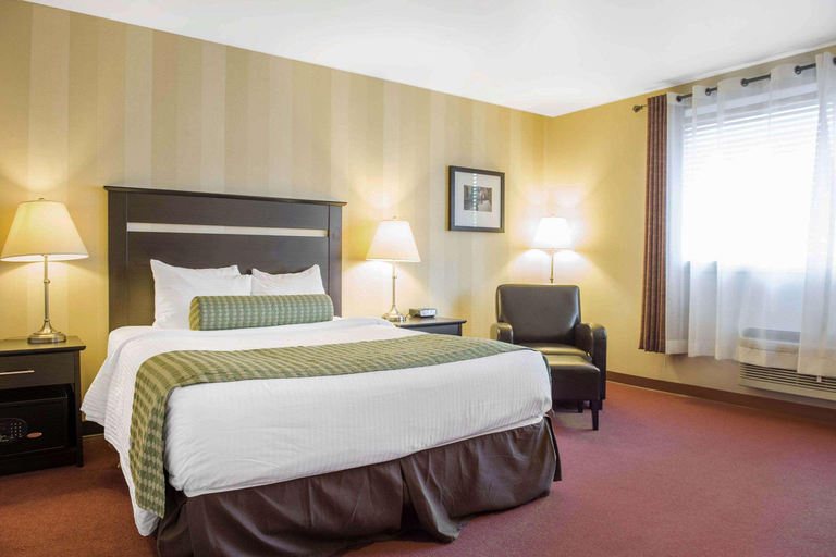 Bedroom 3, Quality Inn & Conference Centre, Renfrew