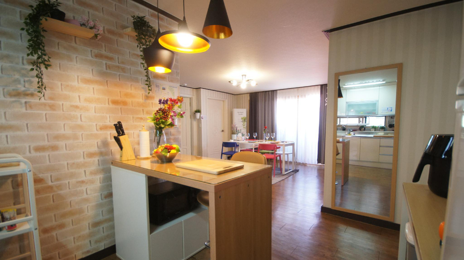 Others 4, Min house, Jung