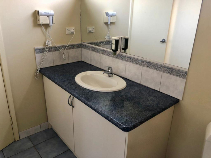 Bathroom 5, Eight Spence, Warrnambool
