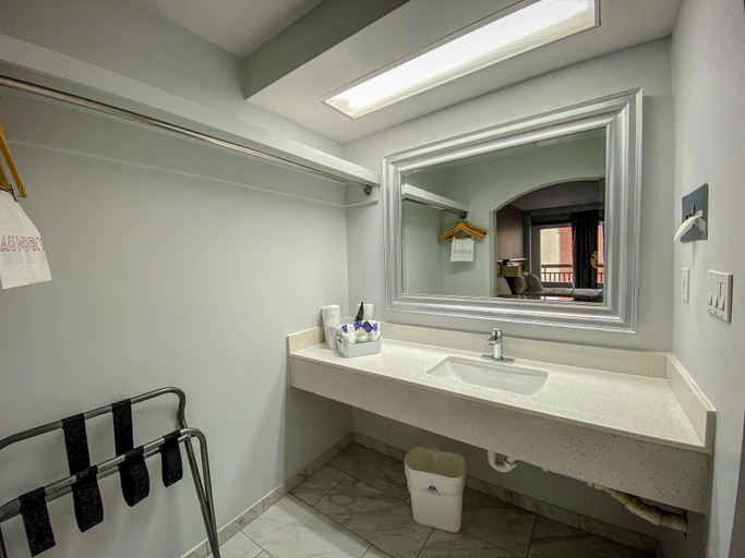 Bathroom 4, Motel 6 Atlanta, Ga - Midtown, Atlanta