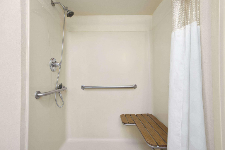 Bathroom 5, Days Inn By Wyndham Lexington/Columbia, Lexington