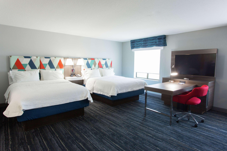 Bedroom 3, Hampton Inn & Suites Ankeny , Polk