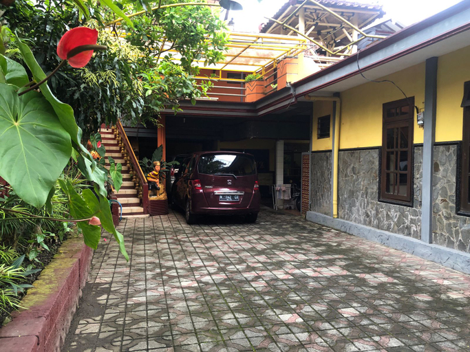Exterior & Views 2, Tri Jaya Guesthouse, Malang