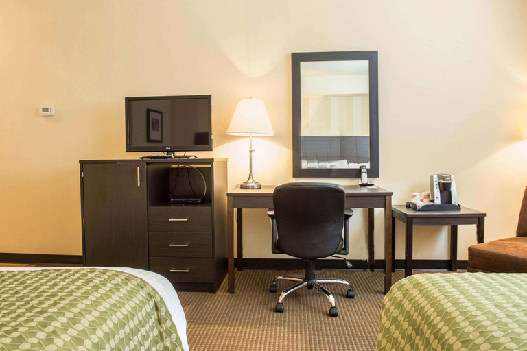 Bedroom 3, Quality Inn & Conference Centre, Renfrew