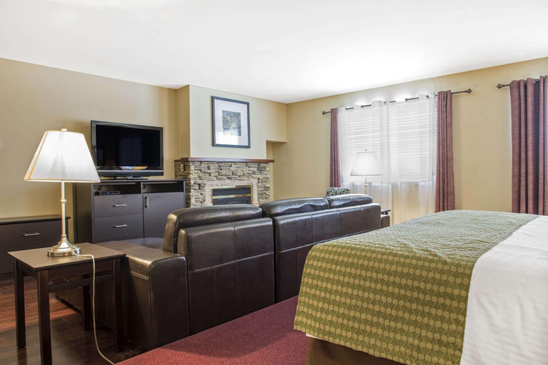 Bedroom 3, Quality Inn & Conference Centre, Renfrew