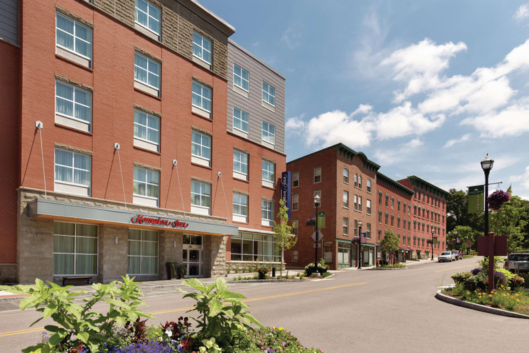 Exterior & Views 3, Hampton Inn St. Albans, Franklin