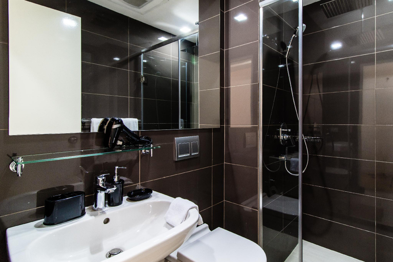 Bathroom 4, Charming 1BR Suite @ Acqua Livingstone +Netflix , Mandaluyong