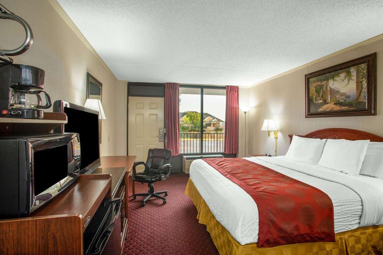 Bedroom 3, Ramada by Wyndham Branson, Taney