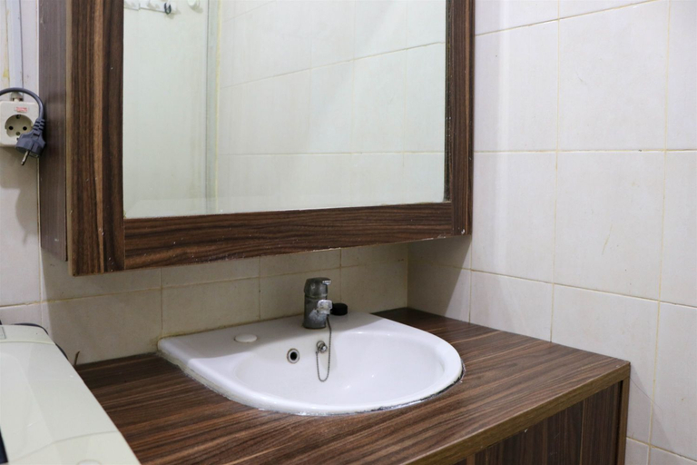 Bathroom 4, Nice and Stylish 2BR at Sudirman Park Apartment By Travelio, Central Jakarta