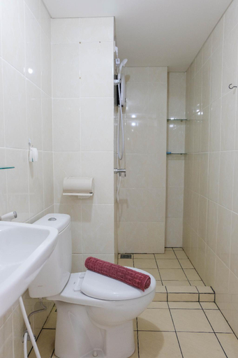 Bathroom 3, Comfortable 2BR Apartment at M-Town Residence By Travelio, Tangerang