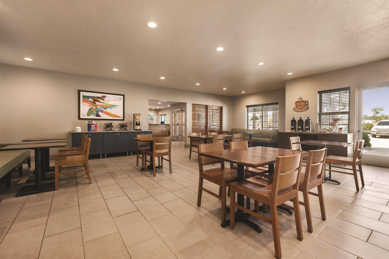 Food & Drinks 5, Country Inn & Suites by Radisson, Green Bay North, Brown